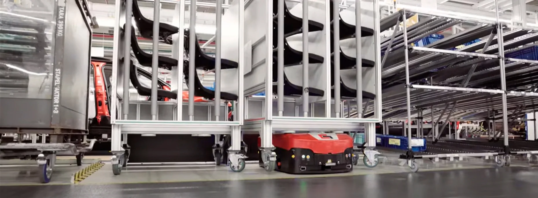 Mobile robot and modular supply trolley at Audi