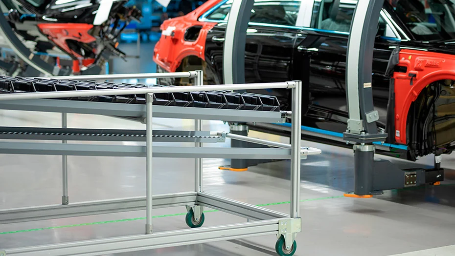 Modular material supply trolley at Audi production