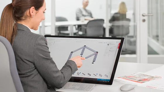 Engineer designing an item project with the Engineeringtool