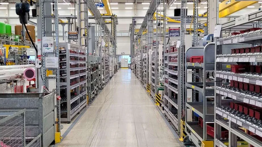 Aisle of flexible item production equipment at Siemens Energy