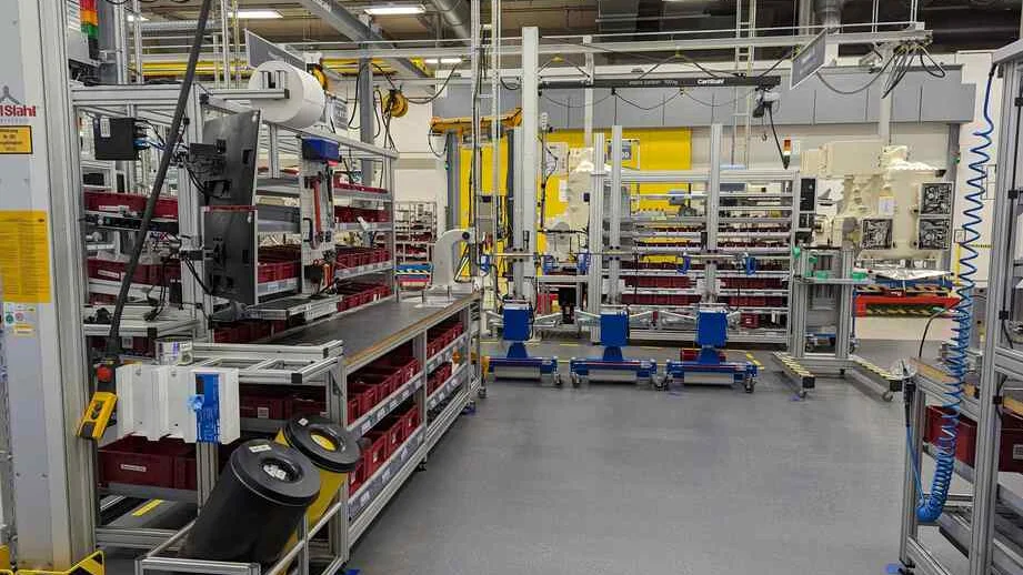 Modular work areas in the Siemens Energy production workshop